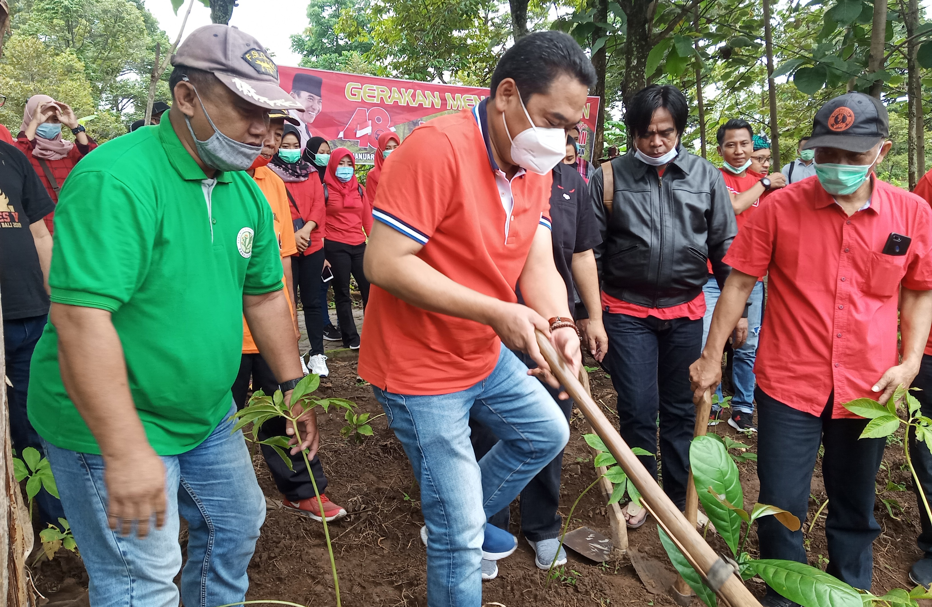 Wabup Jombang Sumrambah saat melakukan penanaman pohon