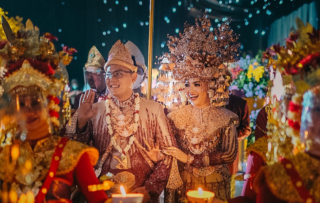 DPRD Kota Surabaya, Juliana Evawati saat melangsungkan resepsi pernikahan. 