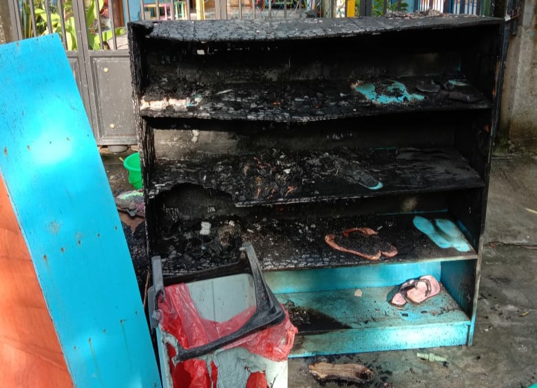 Rak sandal yang dibakar terduga pelaku di depan gedung asrama putra Ponpes Ma'had Al-Furqon Muhammadiyah Lamongan (Istimewa)