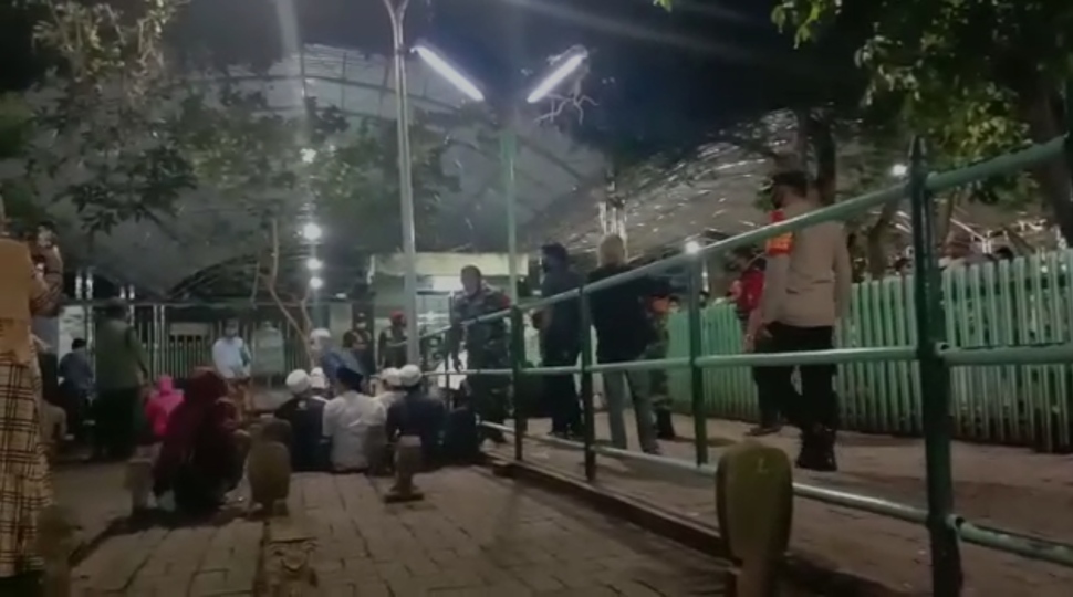 Salah satu tangkapan video yang viral di WhastApp, tampak petugas membubarkan peziarah di Makam Sunan Ampel. 