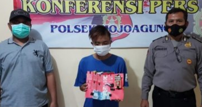 Pelaku saat diamankan Polsek Mojoagung. 