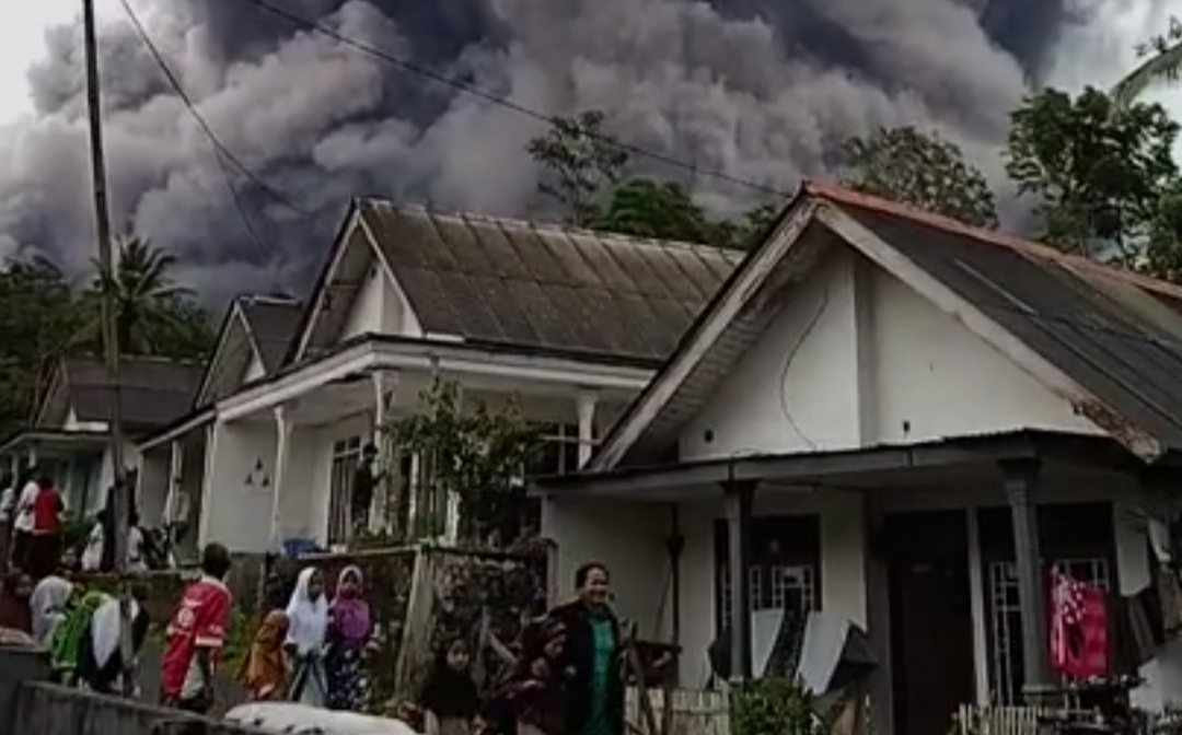 Warga keluar berhamburan menyelamatkan diri. 