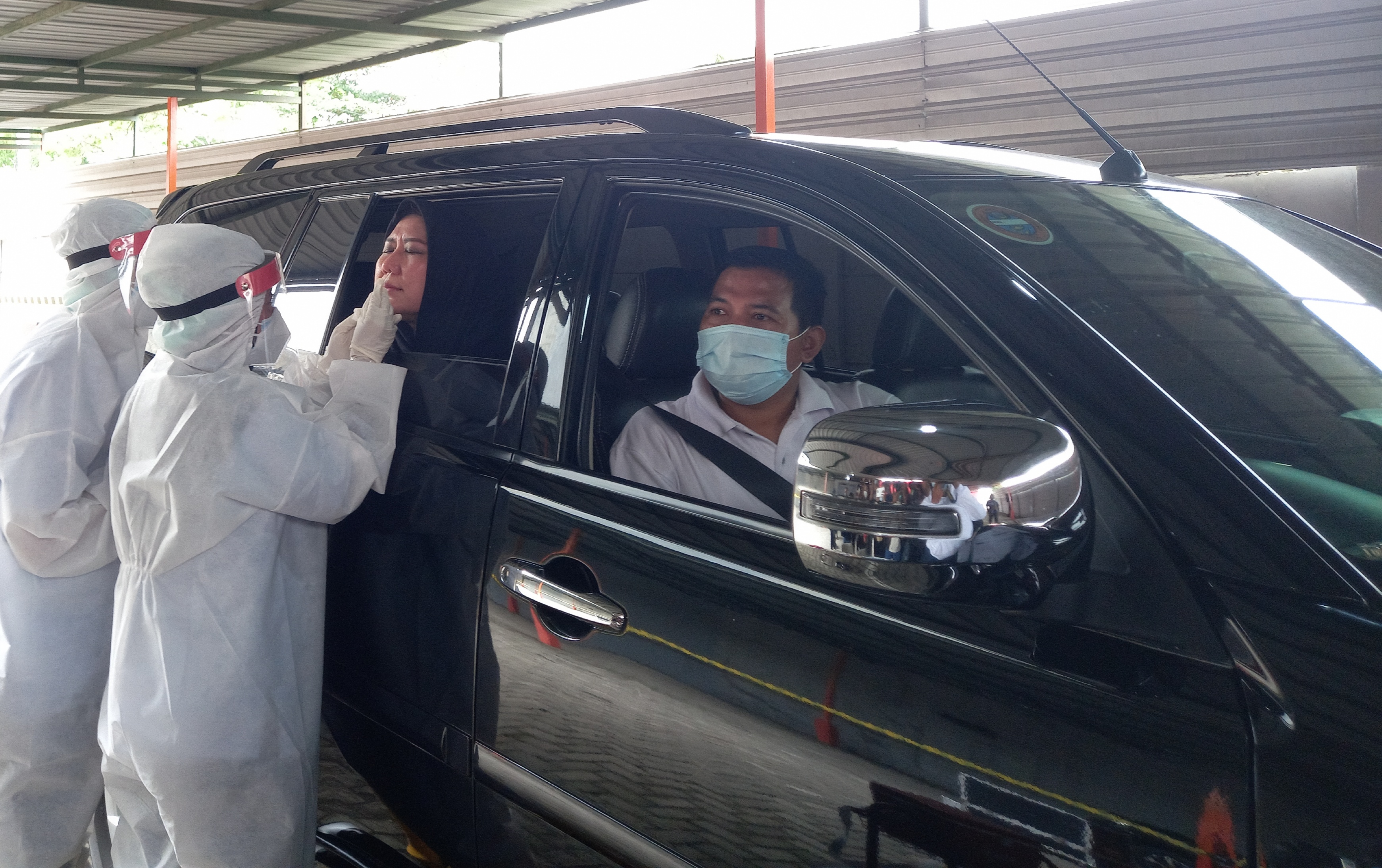 Layanan drive-thru swab dan PCR di klinik Jl. Mayjen Sungkono Surabaya