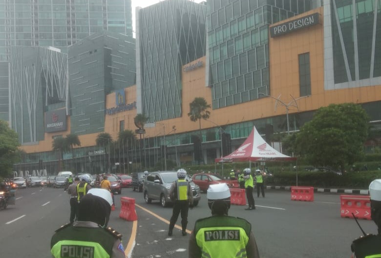 Penyekatan di Bundaran Waru saat PPKM Jawa Bali di Surabaya