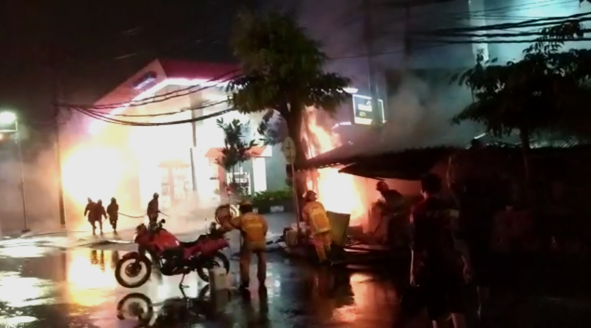 Gambar tangkap layar dari video kebakaran yang diduga adalah pipa gas di SPBU Margomulyo, Surabaya, Minggu (24/1/2021). 