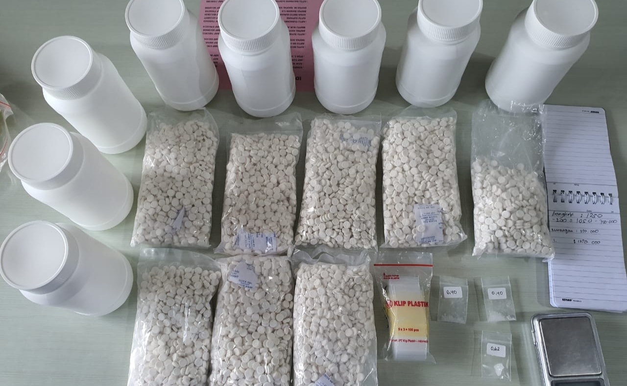 Barang bukti ribuan pil koplo dan narkoba jenis sabu yang diamankan Satresnarkoba Polrestabes Surabaya