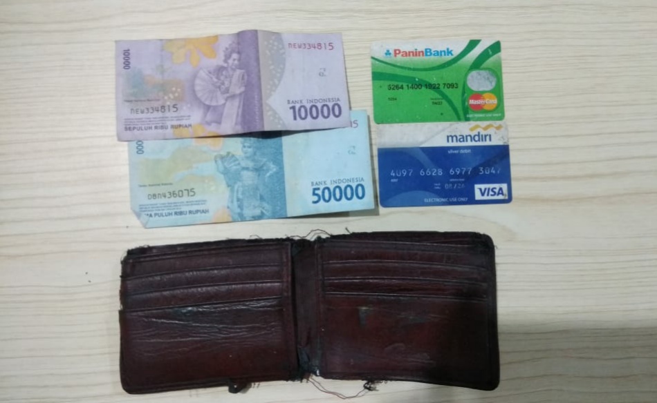 Barang bukti dompet dan uang yang diamankan dari Aswardi (51), pelaku pencurian dompet pengunjung Masjid At Taqwa di Mal Tunjungan Plaza 3 Surabaya.
