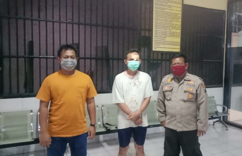 Djoko Prajitno (tengah) pelaku pencabulan gadis di bawah umur saat diamankan di Mapolrestabes Surabaya