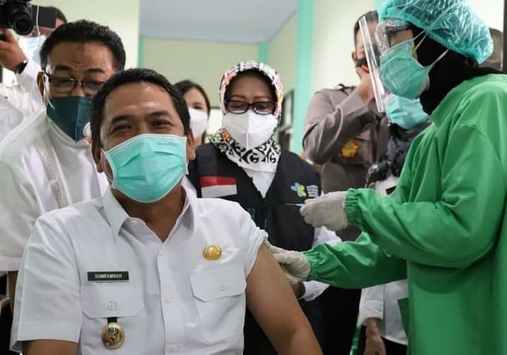 Wabup Jombang Sumrambah menjalani vaksin covid-19
