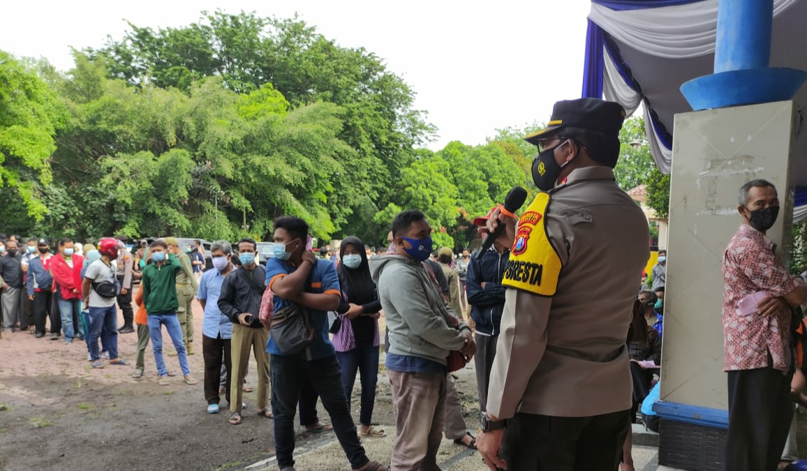 Pelanggar prokes saat menjalani sidang di Gedung Indoor Tenis Lapangan GOR Sidoarjo, Kamis (28/1/2021).