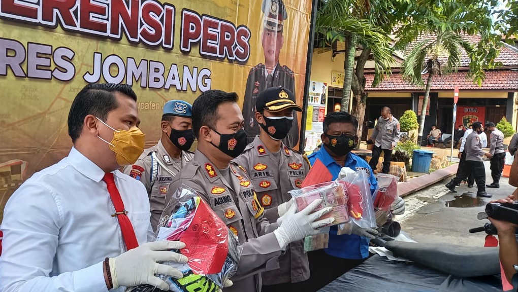 Kapolres Jombang AKBP Agung Setyo Nugroho S.I.K didampingi pejabat utama merilis kasus yang diungkap selama Januari 2021