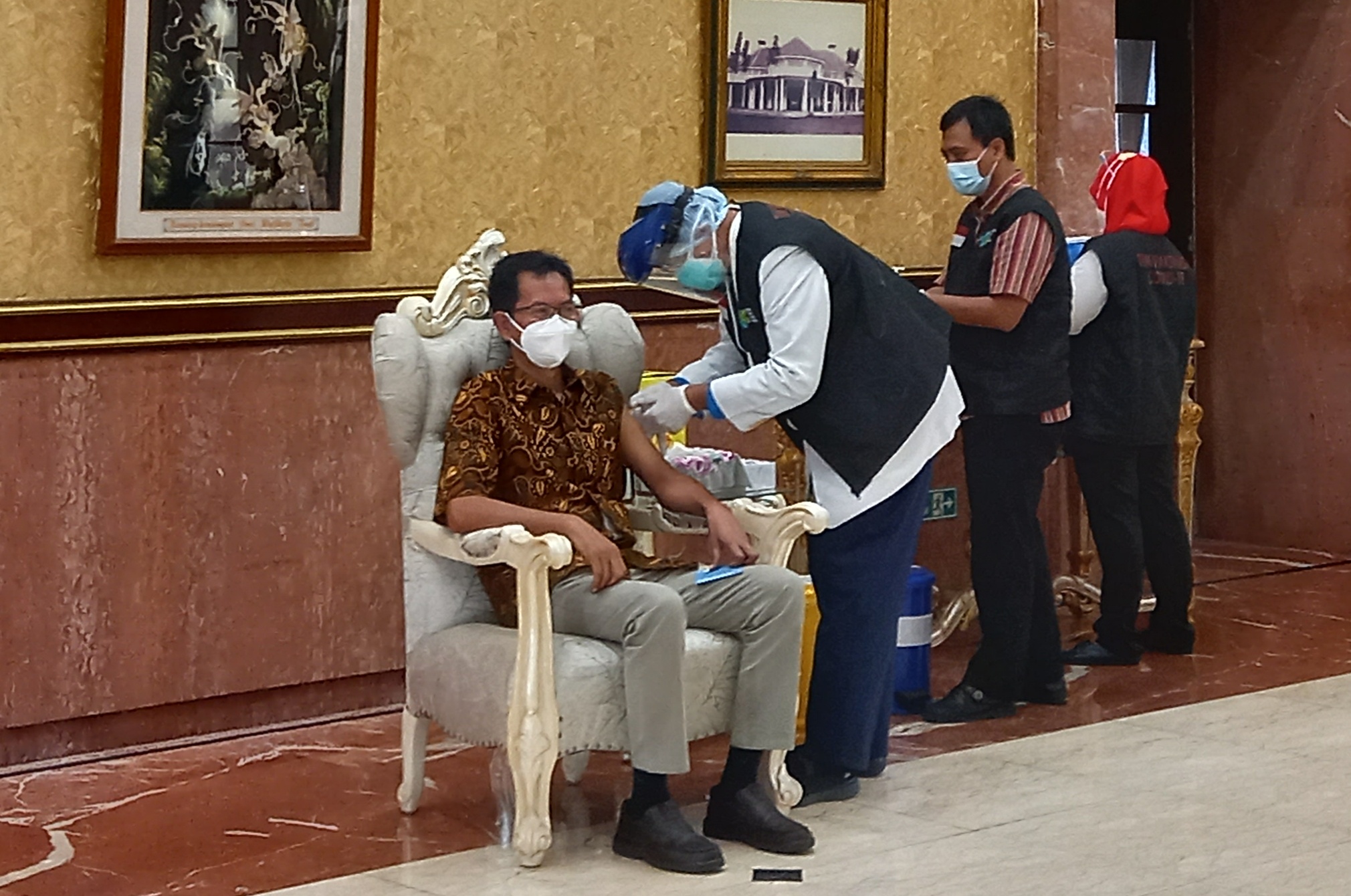 Ketua DPRD Surabaya Adi Sutawrijono saat mengikuti vaksinasi tahap dua di Balai Kota, Jumat (29/1/2021).