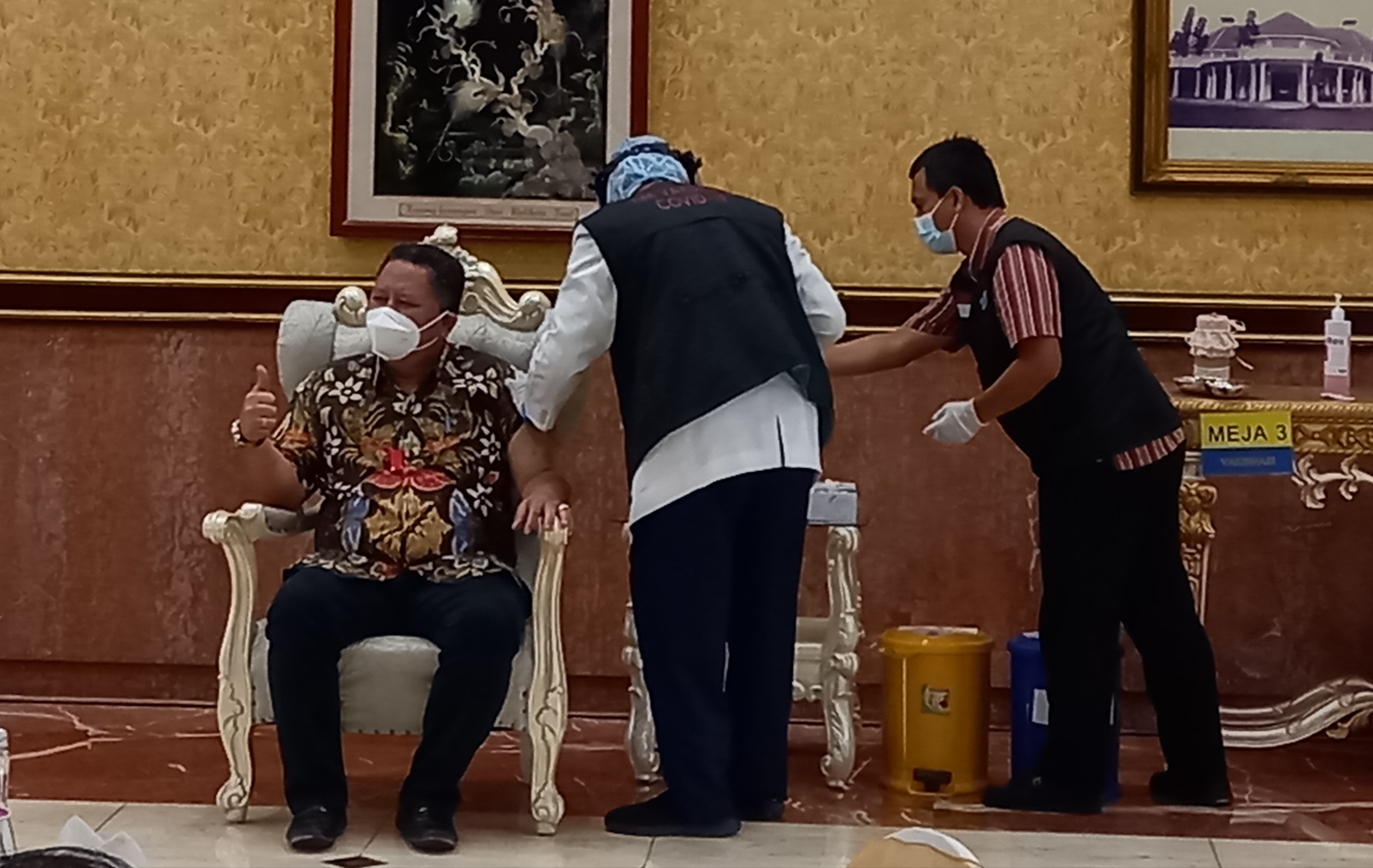 Whisnu Sakti Buana saat mengikuti vaksin covid-19 tahap dua di Balai Kota