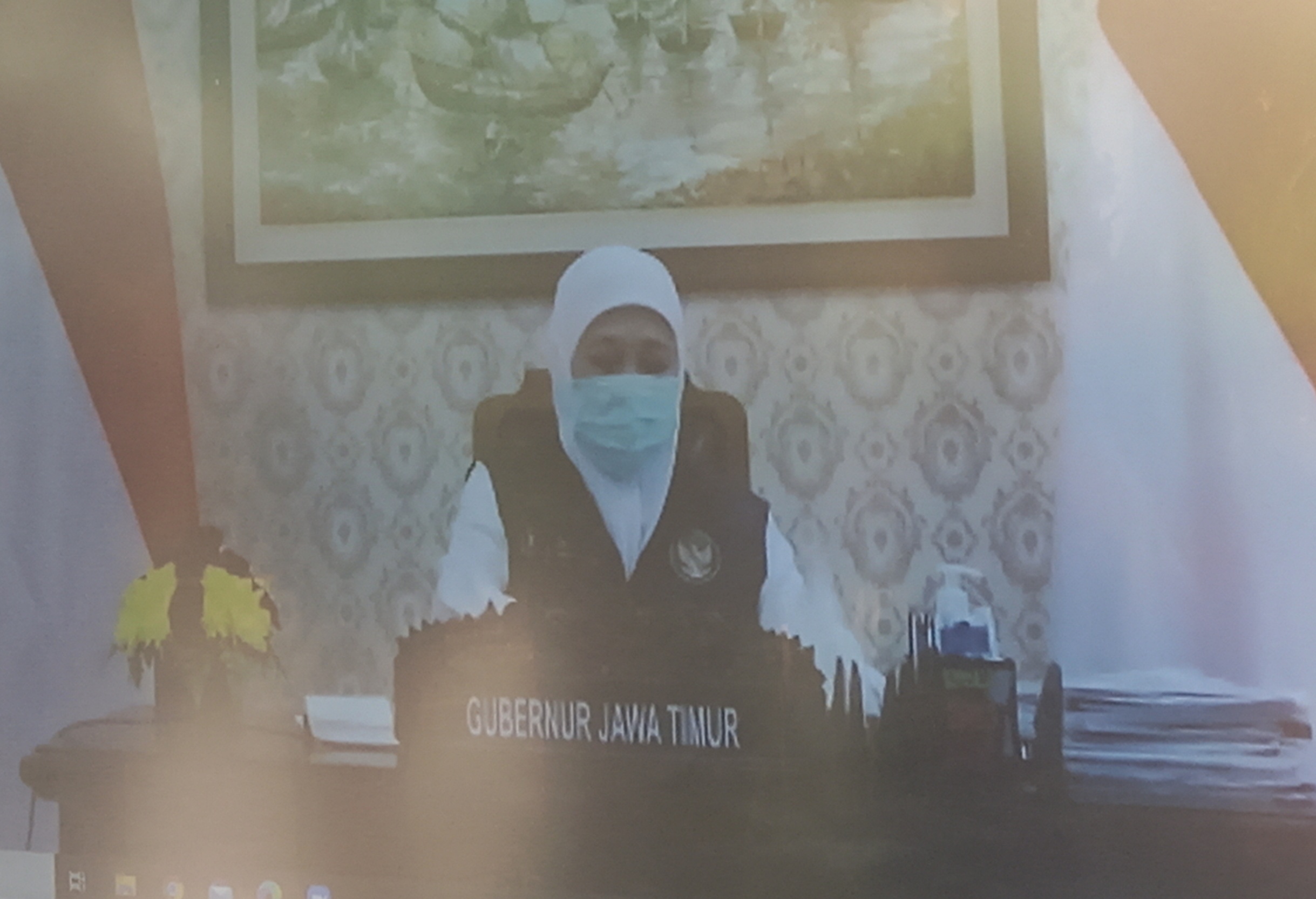 Gubernur Jatim Khofifah Indar Parawansa memberikan sambutan secara virtual dalam rangka vaksinasi tahap dua di Jatim.