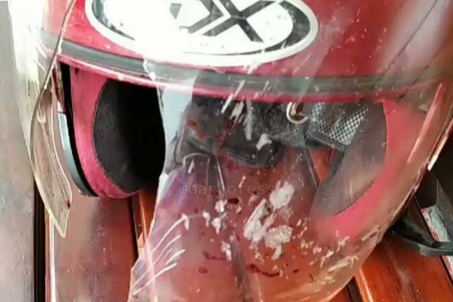Helm korban yang pecah dan terdapat bekas bercak darah akibat dilempar paving oleh orang tak dikenal (Istimewa) 