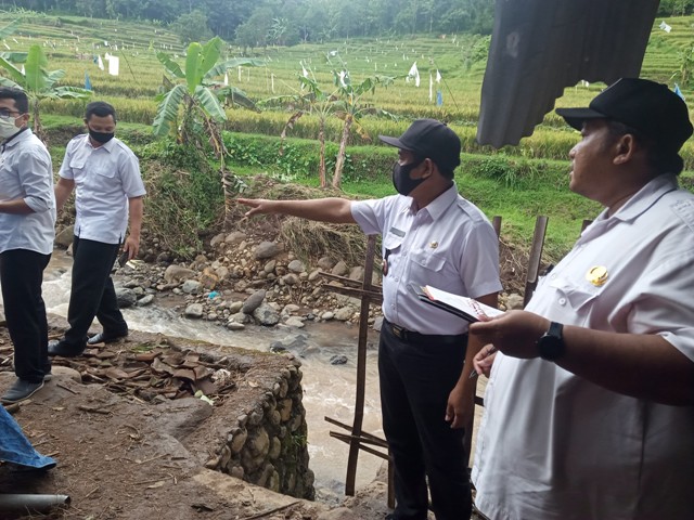 Dinas PUPR Kabupaten Jombang yang didampingi Kades Rohan, melakukan pendataan rumah rusak.