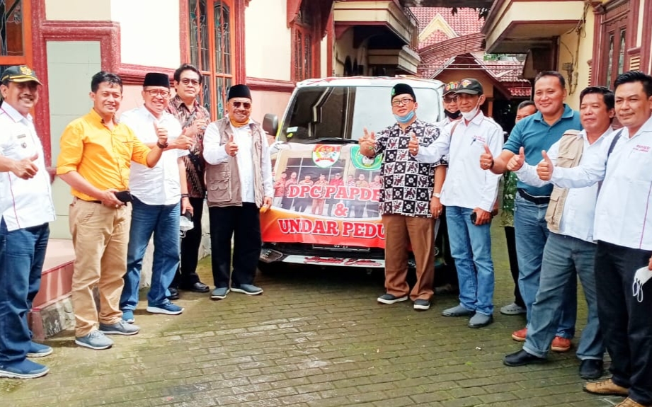 Pengurus DPC Papdesi Jombang menyerahkan bantuan ke korban banjir di Wonosalam