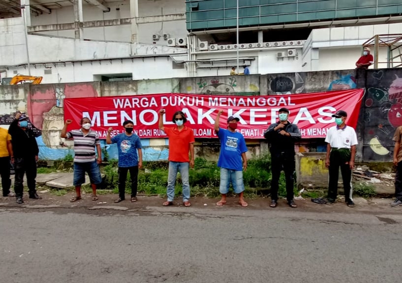 Warga Dukuh Menanggal Surabaya memasang spanduk penolakan berdirinya RS Covid - 19 Cito Siloam