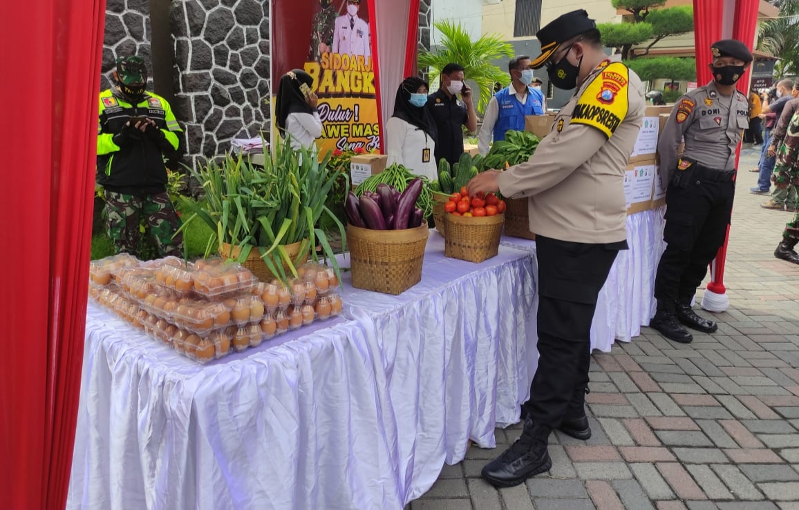 Kapolresta Sidoarjo Kombes Pol Sumardji saat meninjau PPKM Skala Mikro di Desa Bluru Kidul, Sidoarjo.