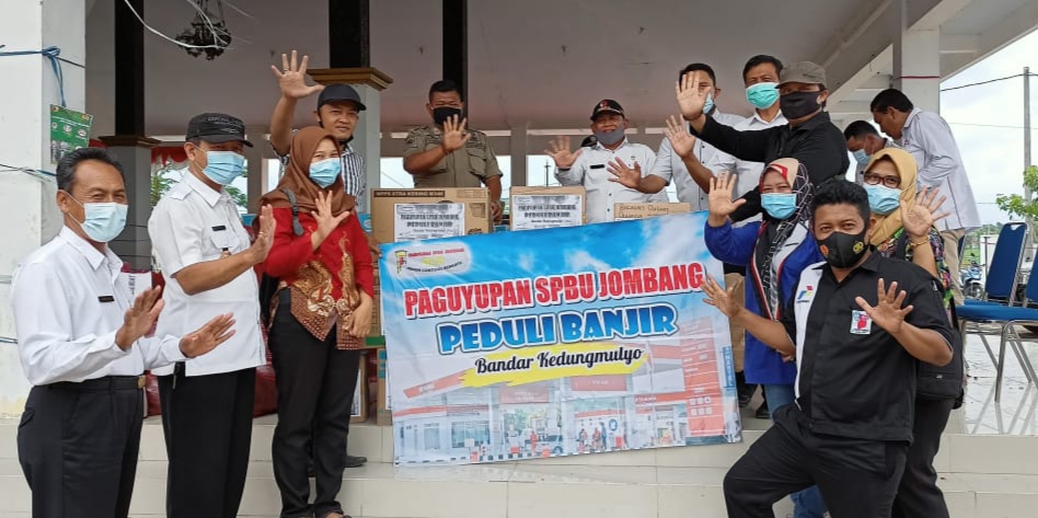 Ketua Paguyuban SPBU Jombang bersama Sekcam Bandarkedungmulyo