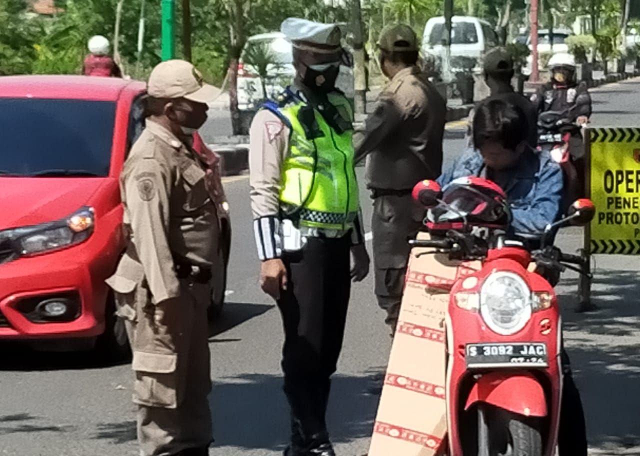 Operasi yustisi prokes dilakukan Satlantas Polres Gresik bersama instansi terkait pada pengguna jalan, Jumat (12/2/2021). (FOTO: TBK/BACASAJA.ID)