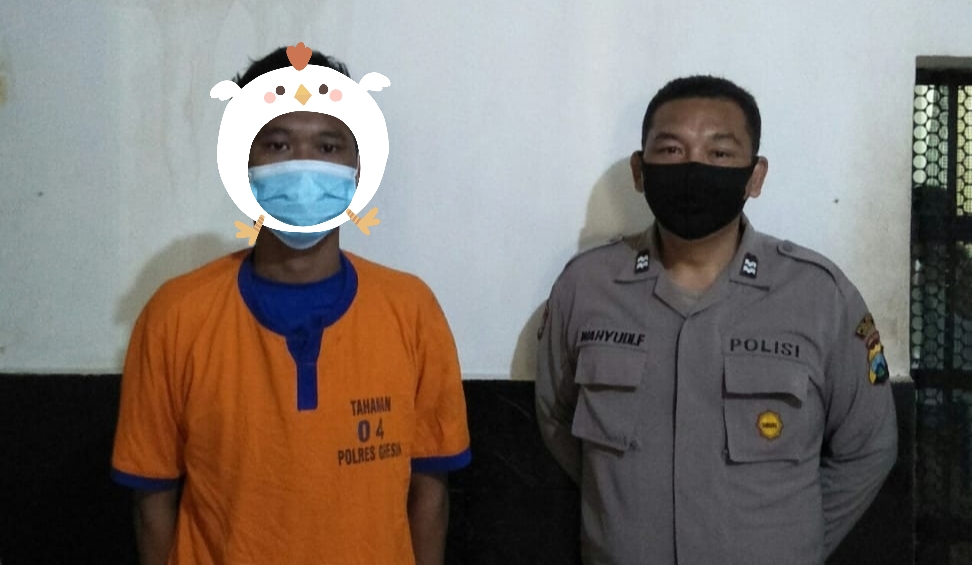 Pelaku AA yang masih pelajar SLTA saat di tangkap Sat Narkoba Polres Gresik, Jumat (12/2/2021). (Foto : TBK/Bacasaja.id)