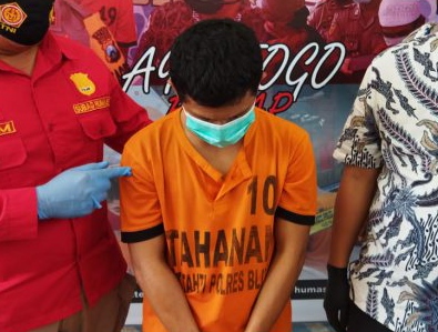 BR, oknum guru PNS di salah satu SMPN di Kecamatan Doko, Kabupaten Blitar saat dipamerkan ke hadapan media, beberapa waktu lalu. 