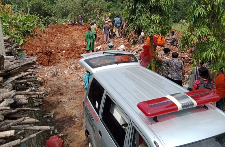 Pencarian korban longsor di Ngetos, Nganjuk, Jatim.