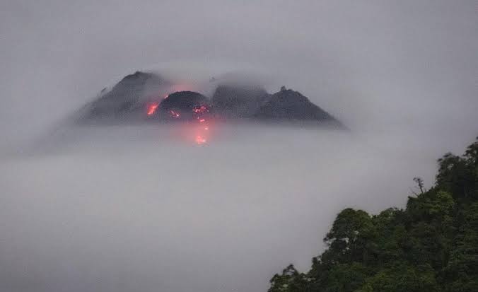 Gunung Merapi yang menyemburkan lava pijar, Selasa (16/2/2021). | Merapi uncover