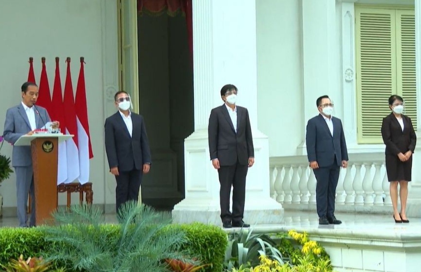 Presiden Jokowi saat memperkenalkan lima anggota Dewan Direksi Lembaga Pengelola Investasi. 