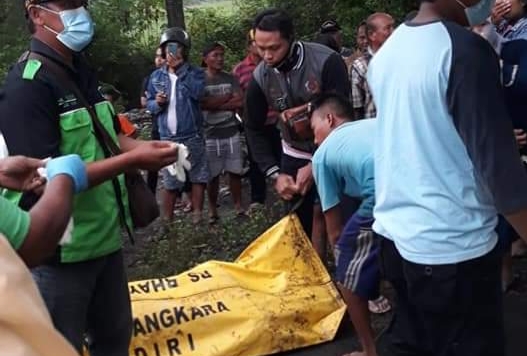 Proses evakuasi jasad pekerja tambang yang terbawa arus Kali Konto, Kediri.