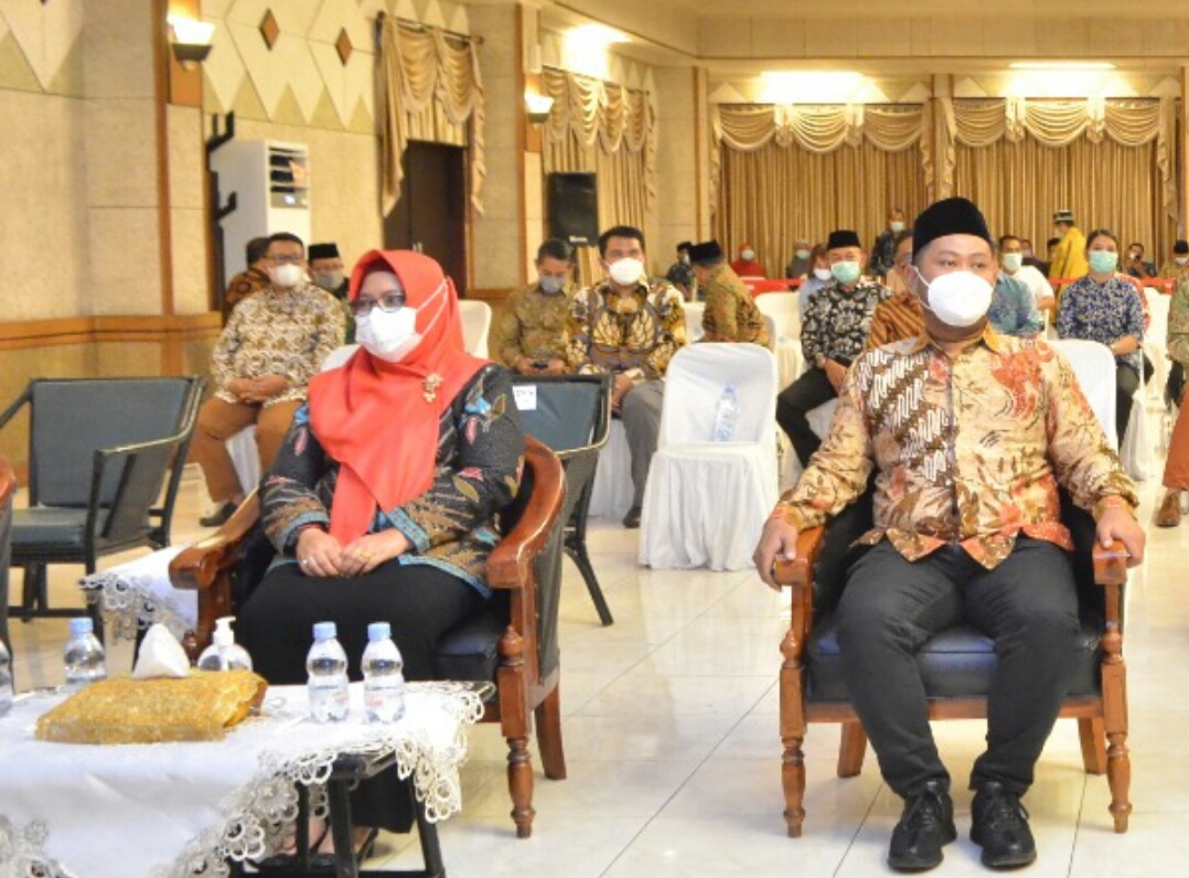 Bupati Gresik terpilih, Fandi Ahmad Yani menghadiri acara serahterimah jabatan dari Plt Bupati Gresik Moh Qosim kepada Plh Abimanyu Poncoatmojo Iswinarno di Gedung Pemkab Gresik, Rabu (17/2/2021) malam. (TBK/Bacasaja.id) 