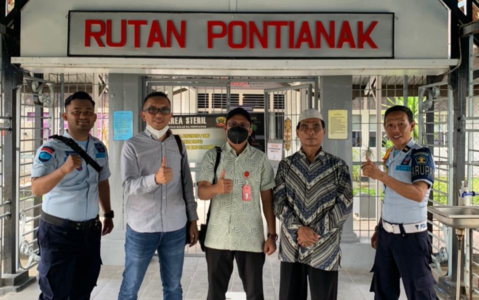 Imam Suhadi (61), terpidana kasus korupsi ADD (Anggaran Dana Desa) Desa Sukowidodo, Tulungagung saat dijemput di Rutan Pontianak, Kalbar. 