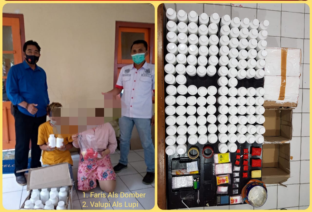 Kedua tersangka bersama Kasat Resnarkoba Polres JombangAKP Moch. Mukid. 