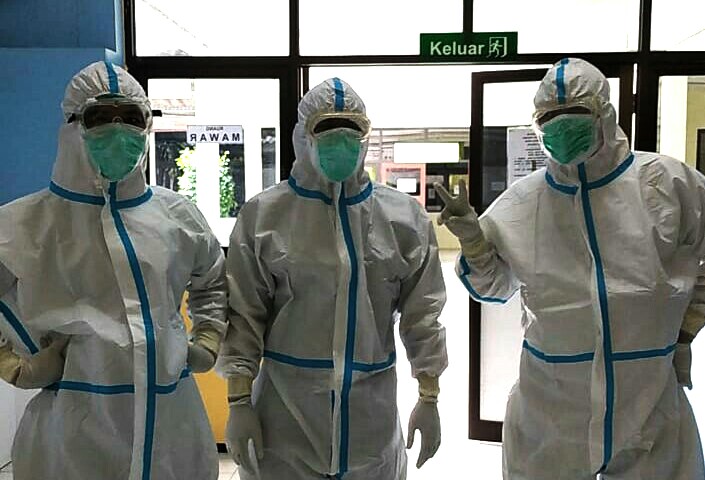 Petugas RSUD Ibnu Sina dengan memakai APD untuk Covid-19 di ruang isolasi, Jumat (20/2/2021). (TBK/Bacasaja.id)