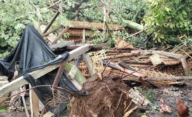 Penampakan sebuah bangunan yang rusak akibat diterpa angin kencang di Desa Kranding dan Desa Maesan, Kecamatan Mojo, Kabupaten Kediri, Senin (22/2/2021). 
