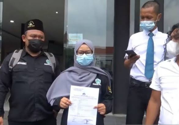 Korban dugaan pelecehan seksual DI setelah melaporkan kasusnya di Polrestabes Surabaya, Selasa (23/2/2021). 