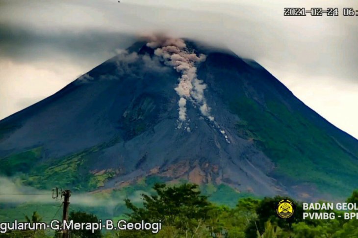 Gunung Merapi mengeluarkan awan panas (Foto Antara)