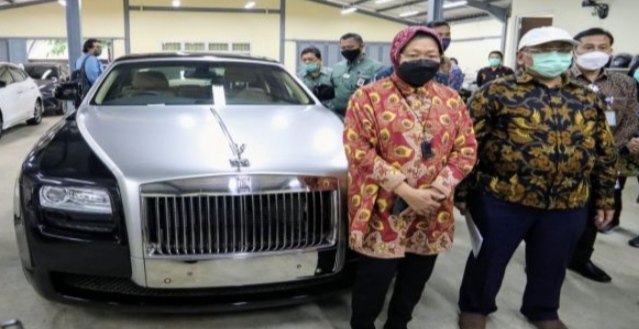 Mensos Tri Rismaharini mengecek barang yang akan dilelang, diantaranya mobil Mercedes Benz dan Rolls Royce