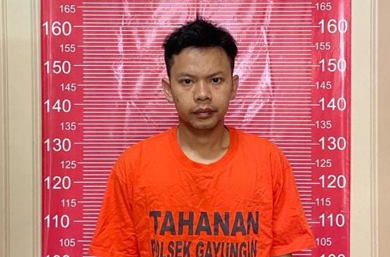 Pencari sumbangan bernama M. Andarun (28) yang nekat mencuri ponsel di sebuah warkop di Surabaya. 