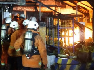 Insiden kebakaran di sebuah rumah di Jalan Wonosari Kidul, Kelurahan Sawunggaling, Kecamatan Wonokromo, Surabaya, Kamis (25/2/2021) tengah malam. 