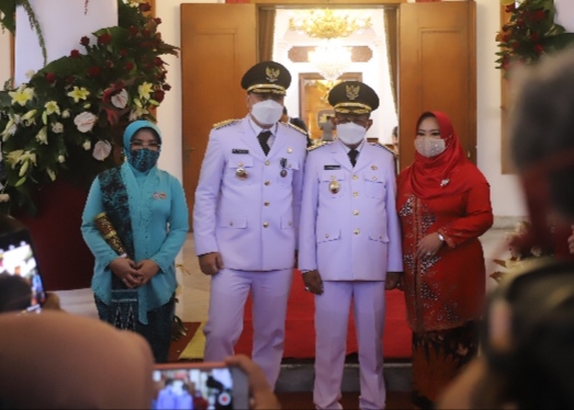 Wali kota dan Wakil Wali Kota Surabaya terpilih, Eri Cahyadi dan Armuji. 
