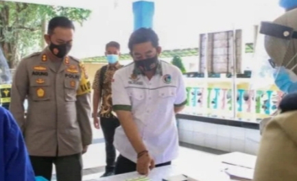 Kapolres Jombang bersama Kasat Resnarkoba saat mengecek hasil tes urine. 