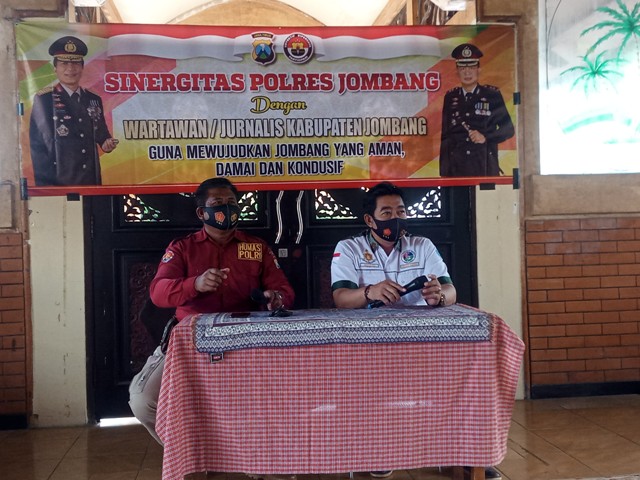 Suasana silaturahmi antara jajaran Polres Jombang dan awak media di sebuah rumah makan, Rabu (03/3/2021)