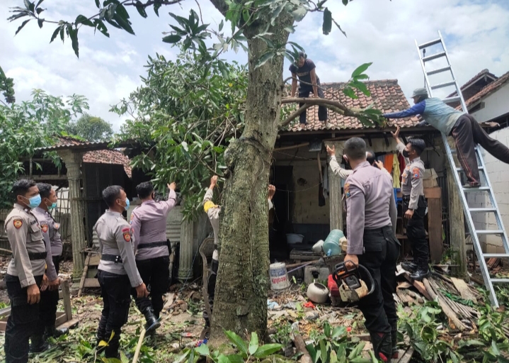 Suasana gotong royong para anggota Polres Jombang di desa yang mengalami bencana, Rabu (03/3/2021).