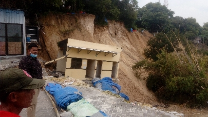 Suasana akses jalan alternatif penghubung antara Kelurahan Gending menuju Desa Ngargosari dan Desa Giri, Kecamatan Kebomas, Gresik yang terputus.