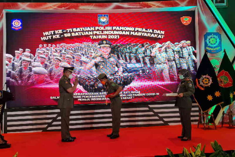 Kasat Pol PP Trenggalek Stefanus Triadi Atmono menerima penghargaan dari Kemendagri