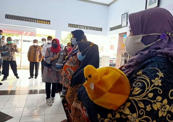 Ema Umiyatul Chusnah, Anggota DPR RI Komisi IV, saat menyalurkan bantuan olahan ikan untuk ibu hamil.