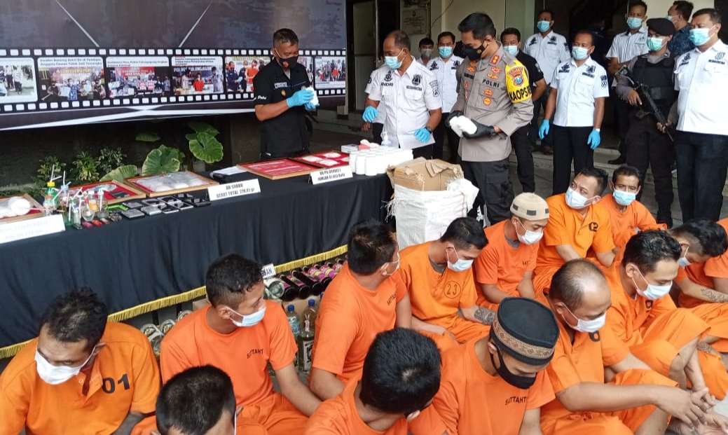 Para tersangka narkoba yang diamankan Polres Tulungagung. (Foto : Noyo/Bacasaja.id)