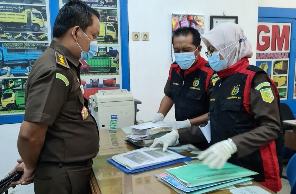 Penyidik Kejati Jatim melakukan penggeledahan di rumah tersangka korupsi Bank Jatim Cabang Kepanjen Malang.